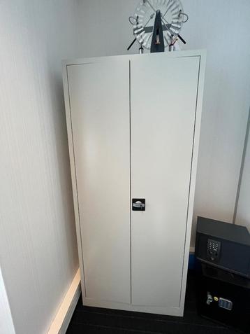 Archiefkast met afsluitbare deuren en legplanken beschikbaar voor biedingen