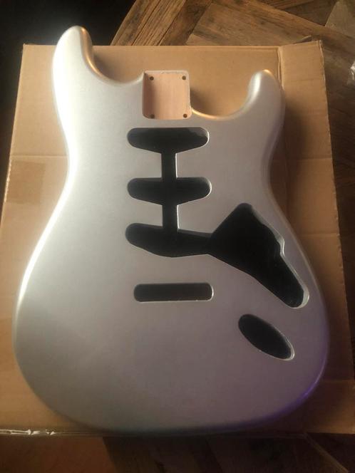 Stratocaster body” silver mist Elzen “ neww, Muziek en Instrumenten, Instrumenten | Onderdelen, Nieuw, Elektrische gitaar, Verzenden