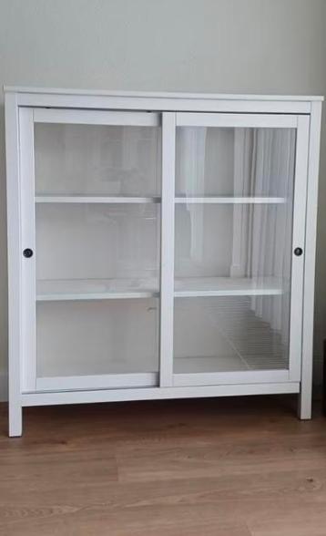 Hemnes Vitrinekast - Stijlvol en praktisch! beschikbaar voor biedingen