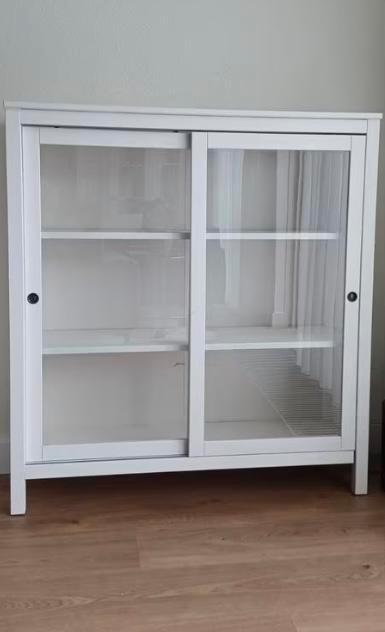 Hemnes Vitrinekast - Stijlvol en praktisch!, Huis en Inrichting, Kasten | Vitrinekasten, Zo goed als nieuw, 100 tot 150 cm, 50 tot 100 cm