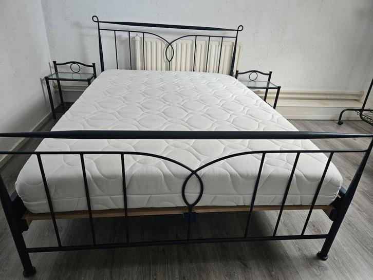Twee persoons stalen Ledikant bed, Huis en Inrichting, Slaapkamer | Bedden, Zo goed als nieuw, Tweepersoons, 140 cm, Hout, Ophalen of Verzenden