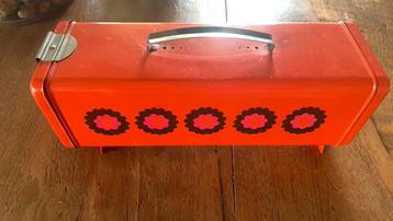 Vintage emaille ontbijtkoek trommel beschikbaar voor biedingen