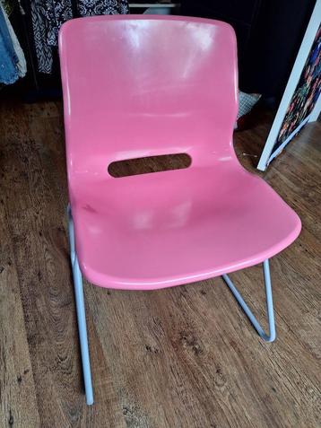 GRATIS: nette roze bureau stoel van de Ikea beschikbaar voor biedingen