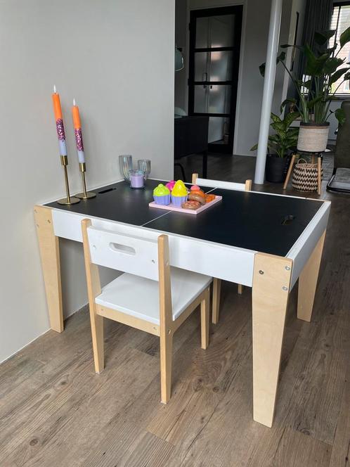 Degelijke houten speeltafel met 2 stoeltjes, Kinderen en Baby's, Speelgoed | Speeltafels, Gebruikt, Ophalen