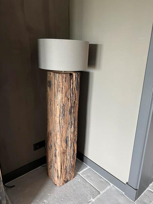Mooie robuust staande houten lamp stoer en sober, Huis en Inrichting, Lampen | Vloerlampen, Zo goed als nieuw, 100 tot 150 cm