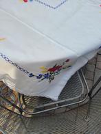 Vintage tafelkleed hand geborduurd, Huis en Inrichting, Tafelkleden, Belle Vieille Brocante, Ophalen of Verzenden, Zo goed als nieuw