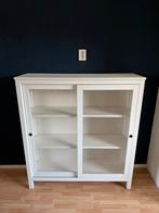 Witte Ikea Hemnes vitrinekast met schuifdeuren, Ophalen, Gebruikt, 100 tot 150 cm, Glas