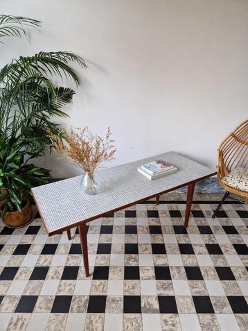 Vintage midcentury salontafel met ingelegde mozaïek beschikbaar voor biedingen