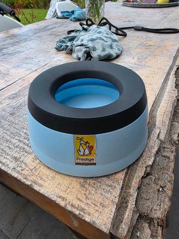 Leuke en goede anti-lek waterbak voor uw hond of kat. beschikbaar voor biedingen