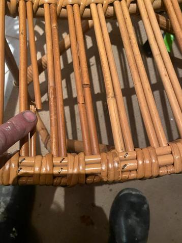 Rotan stoel met armleuningen beschikbaar voor biedingen