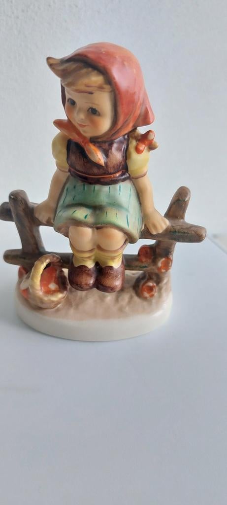 Vintage Goebel Hummel beeldje met mand, Ophalen of Verzenden