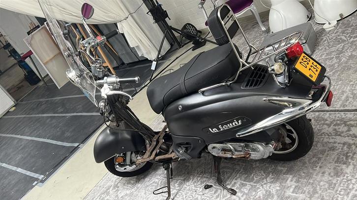 Scooter geel kenteken Kapschade scooter loopt alles werkt, Fietsen en Brommers, Scooters | Overige merken, Gebruikt, Benzine, Ophalen