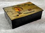Vintage handbeschilderde Russische lakdoos met visser, Antiek en Kunst, Ophalen of Verzenden