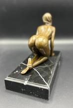 Bronzen beeld van vrouwelijk naakt op een marmeren voet., Ophalen of Verzenden