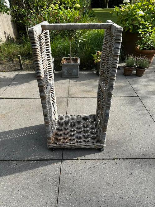 Grote rieten houtmand op wieltjes – 100 x 50 x 40 cm, Huis en Inrichting, Woonaccessoires | Schalen en Manden, Zo goed als nieuw