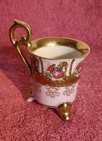 Antiek demitasse kopje, met romantisch decor en gouden bies, Ophalen of Verzenden