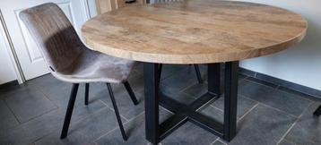 Eettafel rond 130cm beschikbaar voor biedingen
