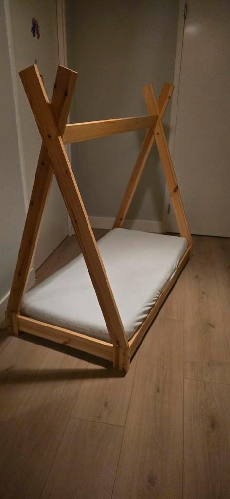 Peuterbed in tipi-stijl, Kinderen en Baby's, Kinderkamer | Bedden, Zo goed als nieuw, 140 tot 160 cm, 70 tot 85 cm, Lattenbodem