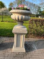 Sierlijke Italiaanse betonnen tuinvazen op betonnen sokkels, Tuin en Terras, Tuinvazen, Ophalen, Nieuw