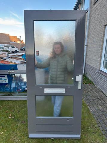 Voordeur beschikbaar voor biedingen