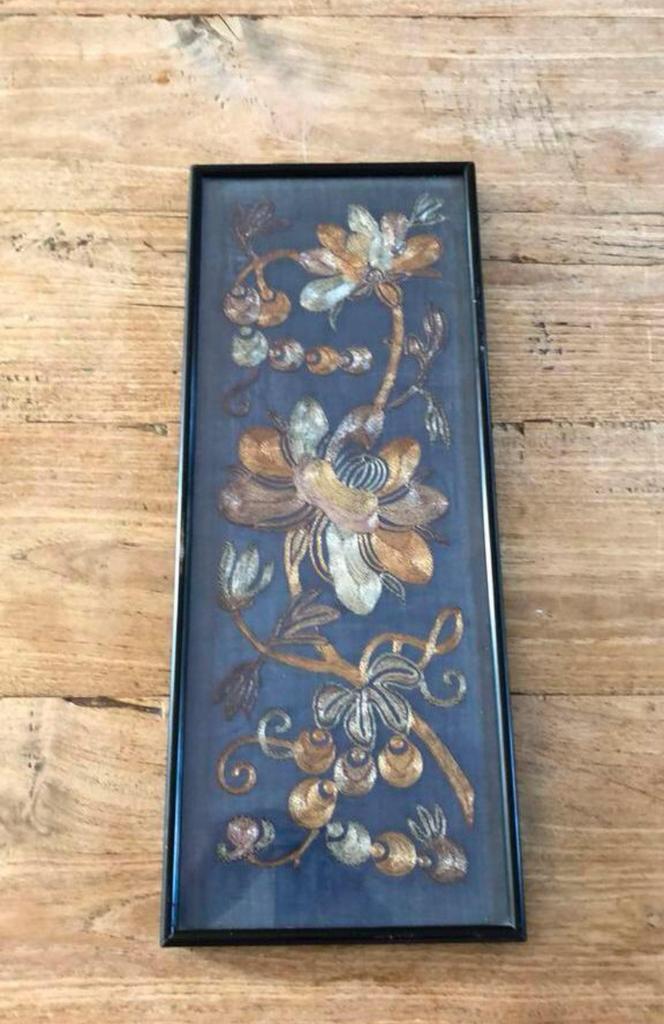 Ingelijst chinees brokaat op zijde, Antiek en Kunst, Antiek | Kleden en Textiel, Ophalen of Verzenden