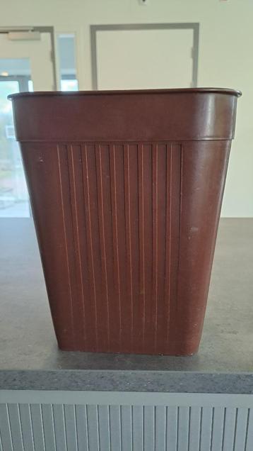 Bruine vierkante prullenbak beschikbaar voor biedingen