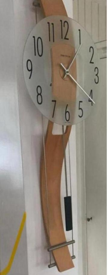 HERMLE Quartz slinger wandklok, beuken Kwartsslingerklok beschikbaar voor biedingen