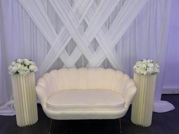 Te huur: Weddingdecor  - vlechtgordijn met bank + toebehoren