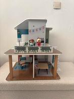 houten poppenhuis met meubels en poppen, Ophalen, Zo goed als nieuw, Poppenhuis