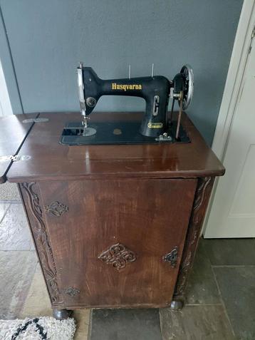 Antieke naaimachine in charmant kastje beschikbaar voor biedingen