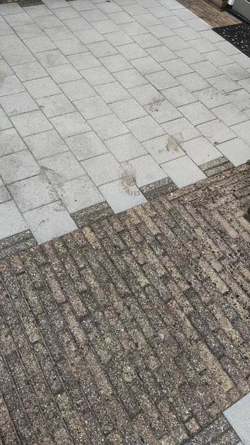 90 m2 sierbestrating, gratis afhalen, plus ca. 25 zwerfkeien beschikbaar voor biedingen