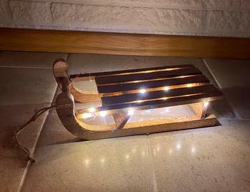 Kerst, mini decoratieve houten slee met verlichting beschikbaar voor biedingen