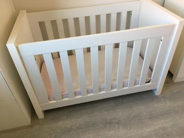 Stevig Ledikant baby peuter met matras beschikbaar voor biedingen