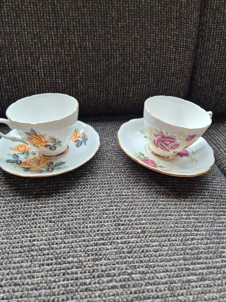 2 Colclough Engelse kop en schotels met rozen, Huis en Inrichting, Keuken | Servies, Gebruikt, Kop(pen) en/of Schotel(s), Overige stijlen
