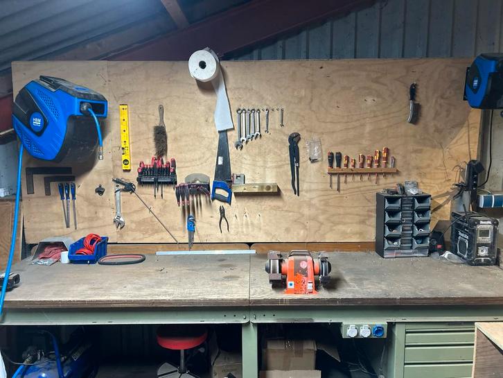 Werkbank met gereedschap, haspels, kruk & machines, Doe-het-zelf en Verbouw, Werkbanken, Gebruikt, 120 tot 170 cm, Bankschroef