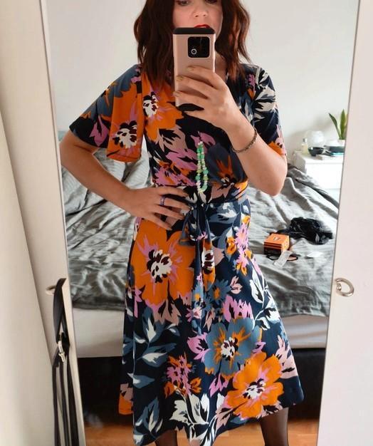 Jurk H&M | Maat XS | Kleurrijk, fleurig, getailleerd, v-hals, Kleding | Dames, Jurken, Zo goed als nieuw, Maat 34 (XS) of kleiner