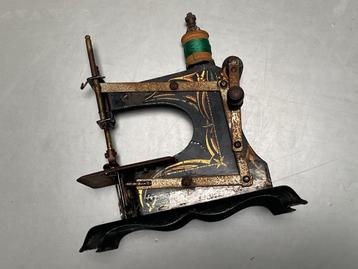 Antieke kindernaaimachine (made in Germany) beschikbaar voor biedingen