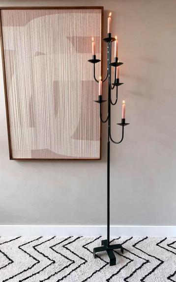 Vintage gietijzeren vloerkandelaar beschikbaar voor biedingen