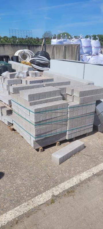 13 m2 nieuwe bestrating 20x60 en 10x30 beschikbaar voor biedingen