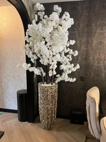 Luxe schelpenvazen met bloesem boom beschikbaar voor biedingen