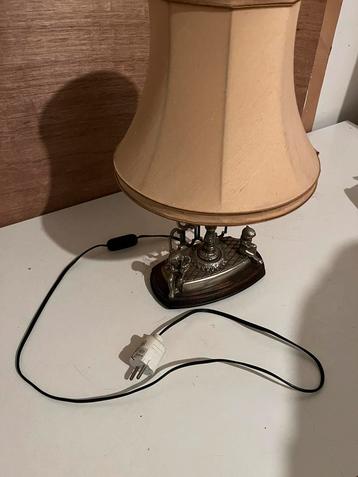 Antieke Lamp met Vlek beschikbaar voor biedingen