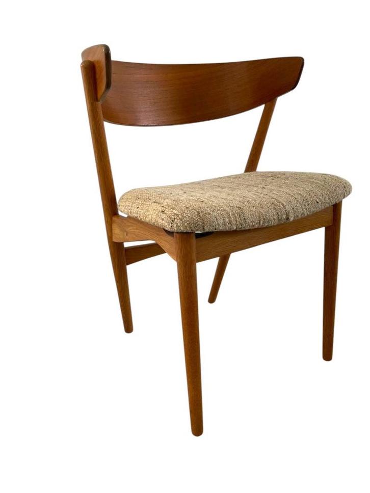 4 eetkamerstoelen Helge Sibast model 7 uit 1953, € per stoel, Huis en Inrichting, Stoelen, Gebruikt, Vier, Hout, Stof, Bruin, Ophalen