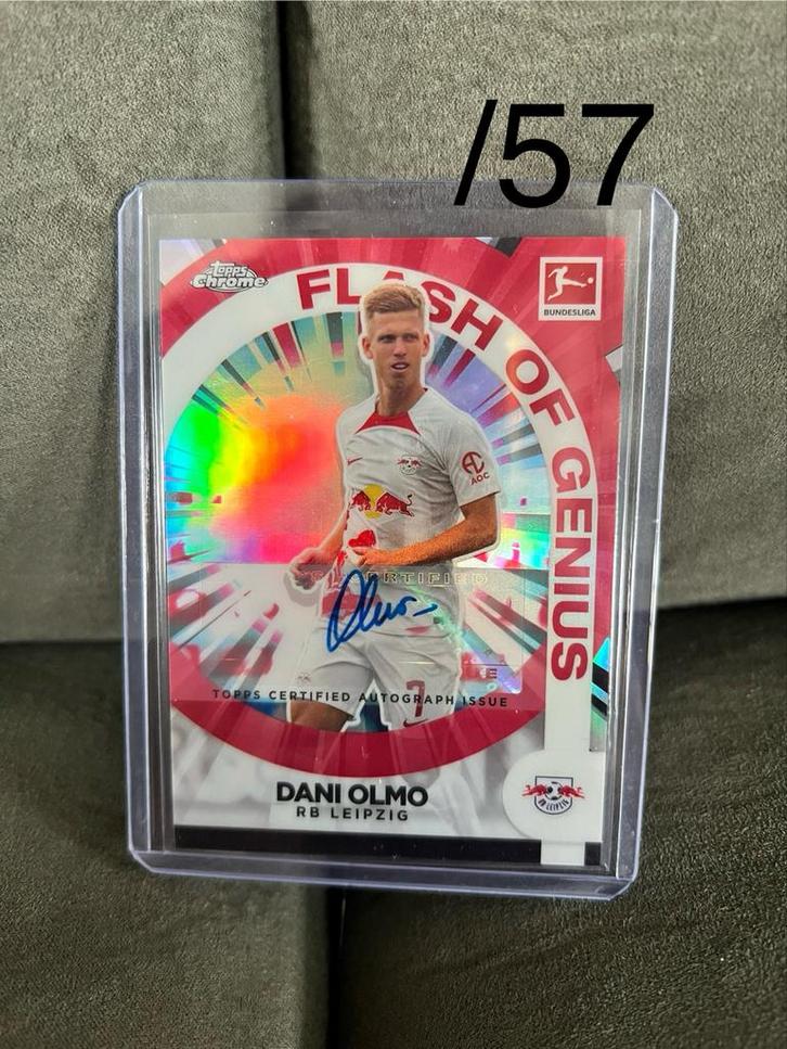 Dani Olmo Auto /57 - 2022-23 Topps Chrome Bundesliga, Verzamelen, Sportartikelen en Voetbal, Nieuw, Spelerskaart, Buitenlandse clubs