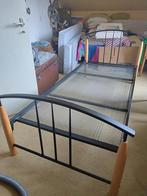 meisjes bed, ijzeren frame met houten elementen., Huis en Inrichting, Slaapkamer | Stapelbedden en Hoogslapers, Gebruikt, 90 cm