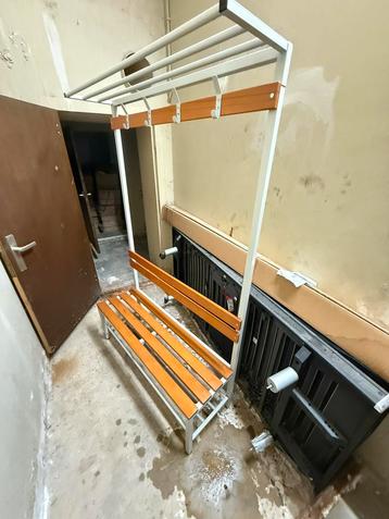 Vintage garderobe / Retro / kleedkamerbank met kapstok beschikbaar voor biedingen