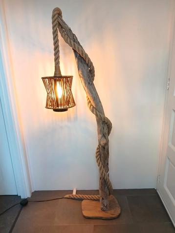 Landelijke staande vloerlamp van drijfhout boomstam  beschikbaar voor biedingen