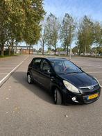 Hyundai i20 1.4 5-DRS 2010 Zwart (101PK), Auto's, Voorwielaandrijving, 450 kg, 40 €/maand, Zwart