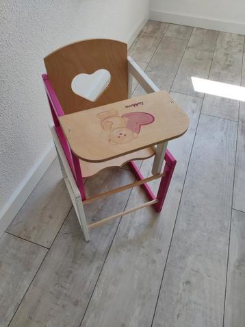 Houten poppenstoel beschikbaar voor biedingen
