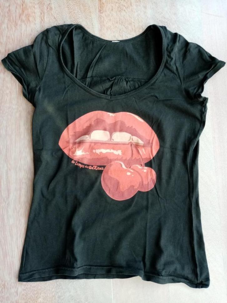Zwart t-shirt met rode lippen maat S, Kleding | Dames, T-shirts, Zo goed als nieuw, Maat 36 (S), Zwart, Korte mouw, Ophalen of Verzenden