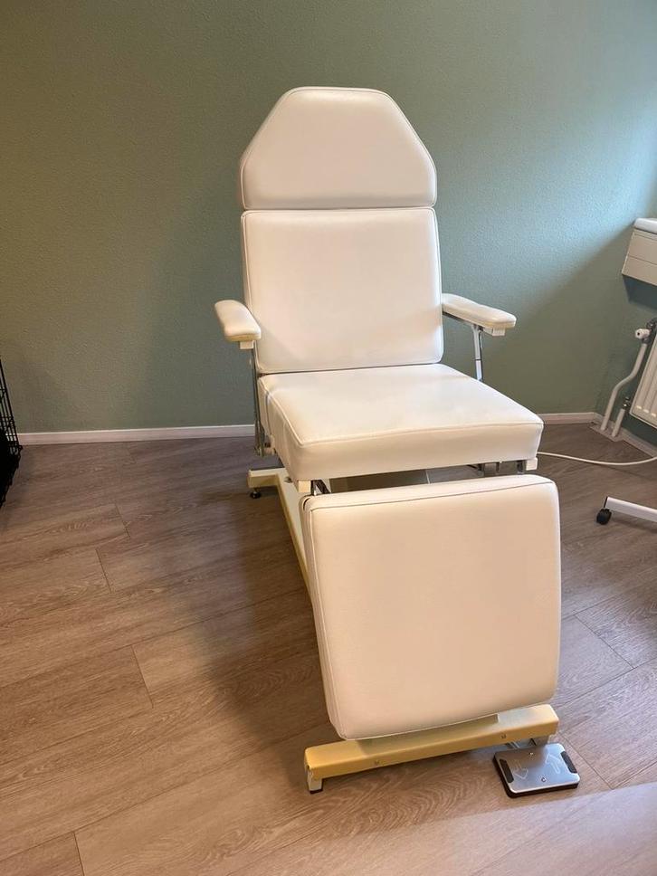 Pedicure/behandelstoel semi elektrisch, Sport en Fitness, Massageproducten, Zo goed als nieuw, Massagetafel, Ophalen